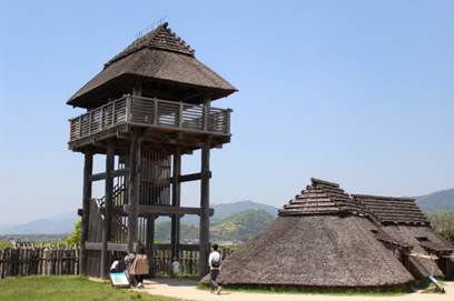 「吉野ヶ里遺跡」の物見櫓と竪穴式住居