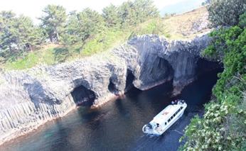 断崖絶壁に七つの洞窟が並ぶ「七ツ釜」と遊覧船